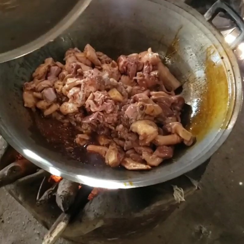 Xào thịt ngỗng cùng sả, tỏi và ngũ vị hương để tăng hương thơm