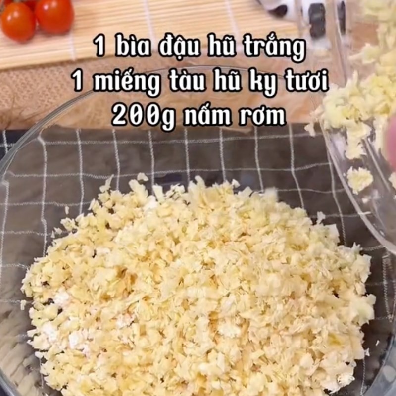 Các nguyên liệu nhân hoành thánh chay đang được trộn đều với gia vị