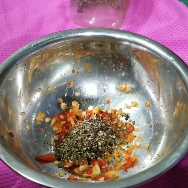 Pha chế nước chấm ớt tỏi thơm ngon cho cháo bầu cá lóc