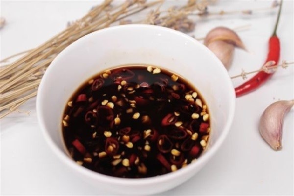 Cách làm nước chấm xì dầu chanh tỏi ớt đơn giản ăn kèm lẩu trâu nhúng mẻ