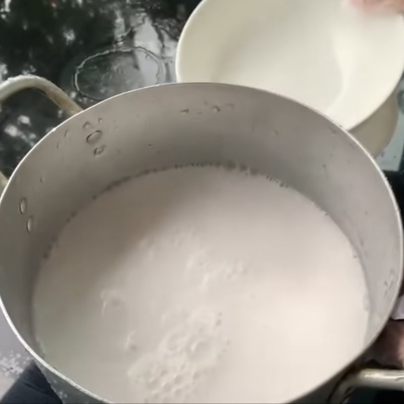Nồi nước cốt dừa đang được nấu với bột sắn dây và đường