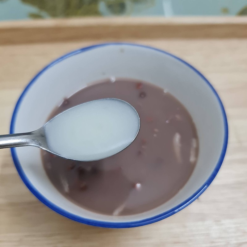 Đậu đỏ đã ninh mềm được trộn với đường và bột sắn dây trong nồi để nấu chè