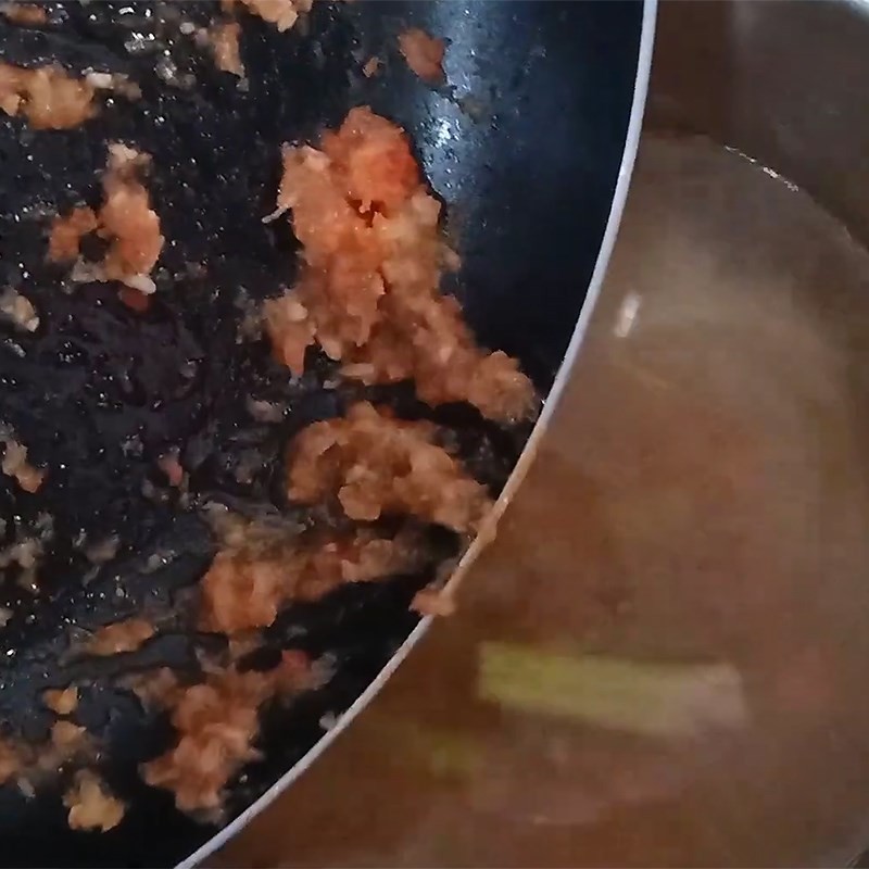 Các nguyên liệu đã xào được cho vào nồi nước dừa và nêm nếm gia vị để tạo nên nước lẩu nghêu chua cay đậm đà