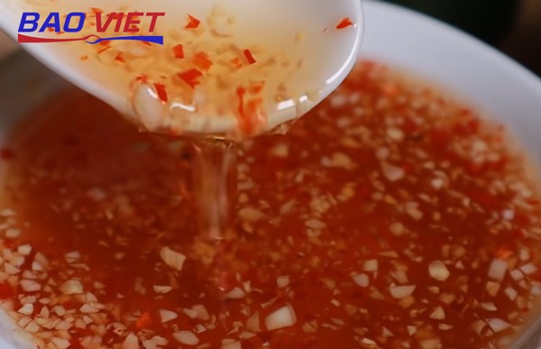 Nước mắm chấm chua ngọt, linh hồn của cách nấu cơm tấm bán