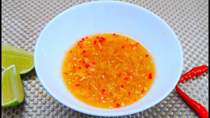Hình ảnh chén nước mắm gừng ớt chuẩn bị cho món miến vịt