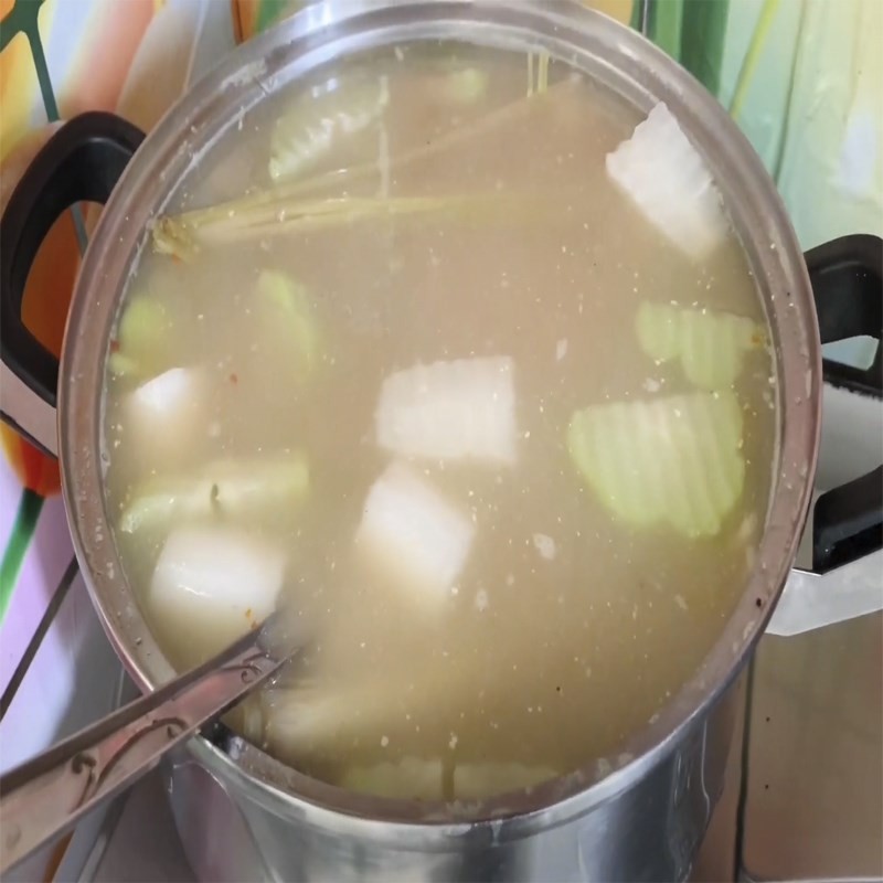 Hoàn tất nêm nếm với ngải bún và đậu hũ tươi cho nước lèo chay