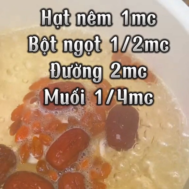 Nước um thảo mộc đã hoàn chỉnh, sẵn sàng cho món hột vịt lộn um bầu