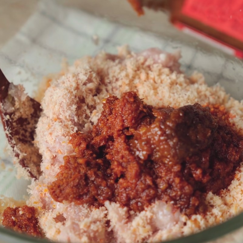 Nước cua đồng dần sôi và riêu cua bắt đầu nổi lên mặt nồi