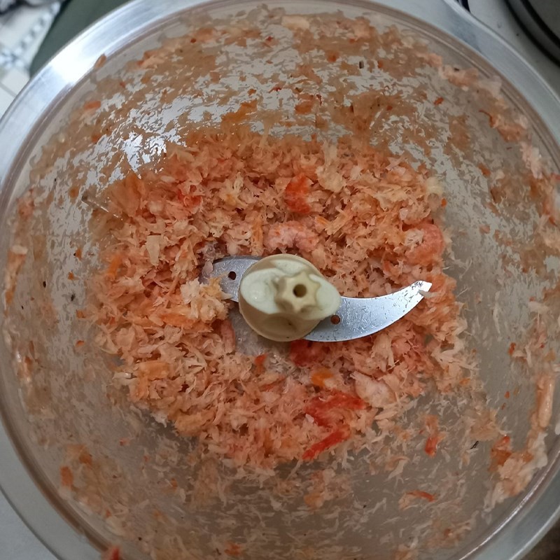 Tôm khô đã được ngâm mềm và xay nhuyễn, sẵn sàng làm ruốc