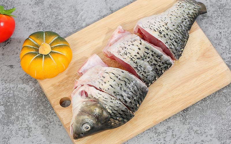 Hướng dẫn làm sạch cá chép kỹ lưỡng trước khi om dưa