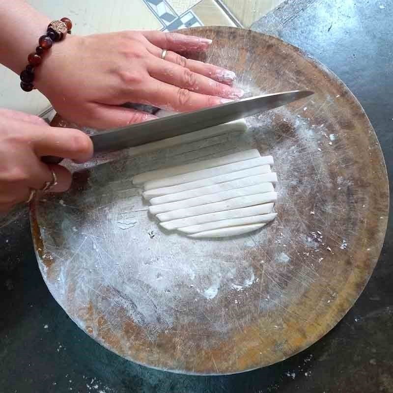 Các sợi bánh bột lọc đã được cắt đều, rắc bột áo để tránh dính vào nhau
