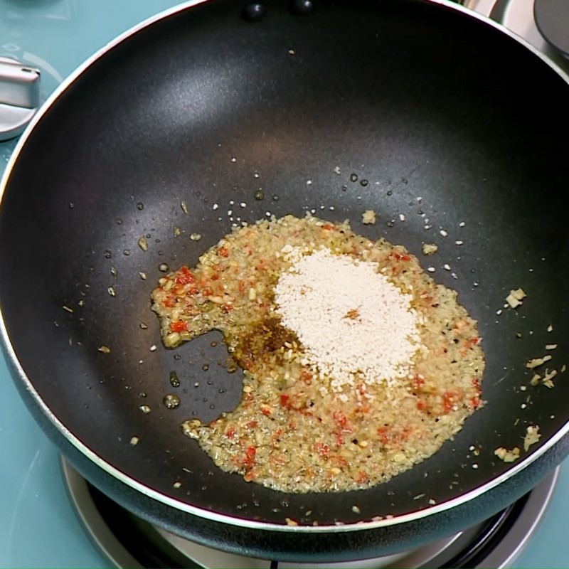 Hỗn hợp sốt cà ri khoai tây chay đang được khuấy đều, sánh mịn