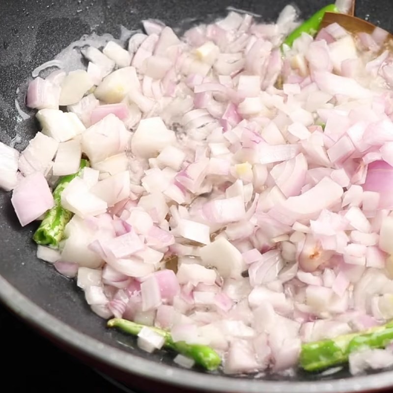 Sốt cà ri đã sánh lại và dậy mùi thơm, sẵn sàng cho khoai tây vào nấu
