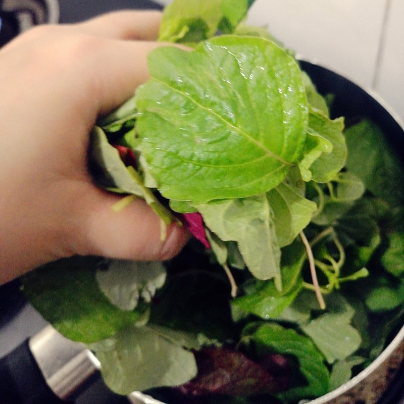 Cho rau dền vào nồi