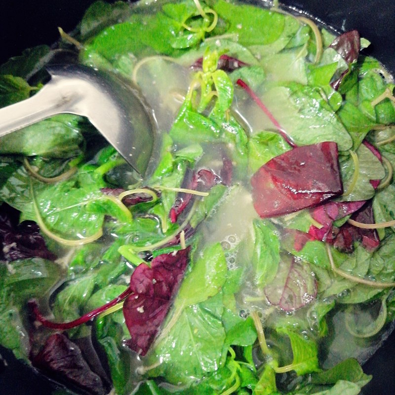 Canh rau dền tôm tươi đang sôi