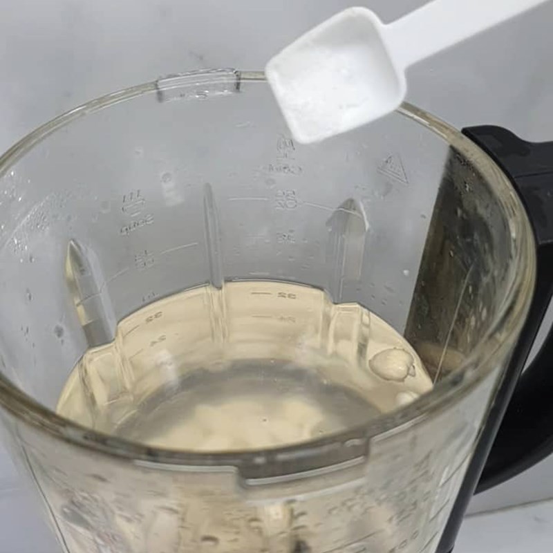 Hình ảnh máy làm sữa hạt đang hoạt động, xay nhuyễn hỗn hợp hạt điều và hạnh nhân