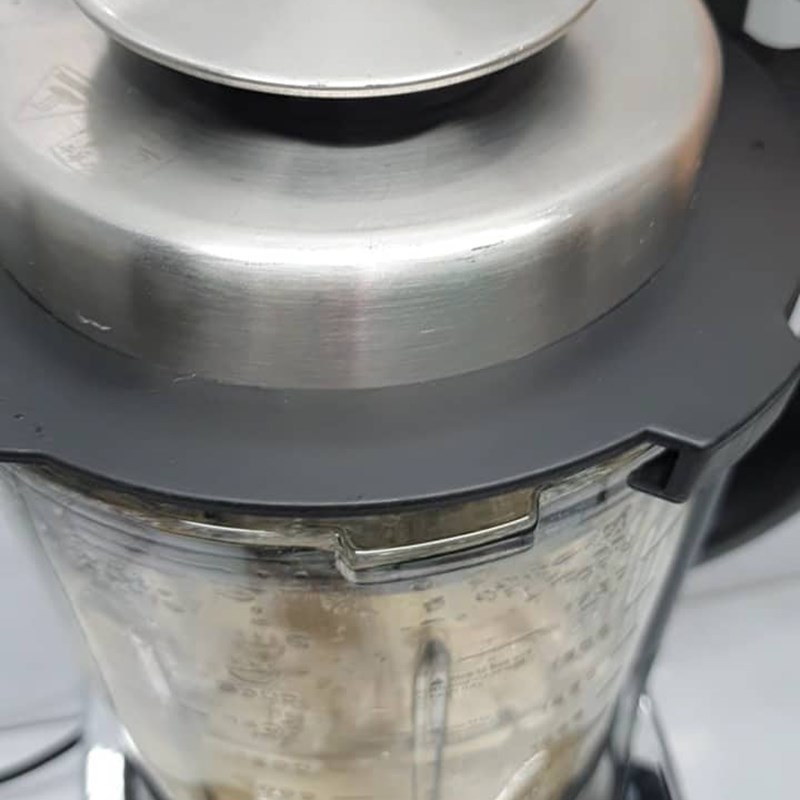 Hình ảnh kiểm tra độ mịn của sữa hạt điều hạnh nhân trong cối máy
