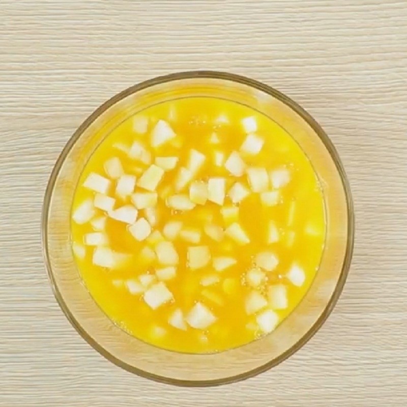 Luộc củ năng đã áo bột cho món chè hạt đác