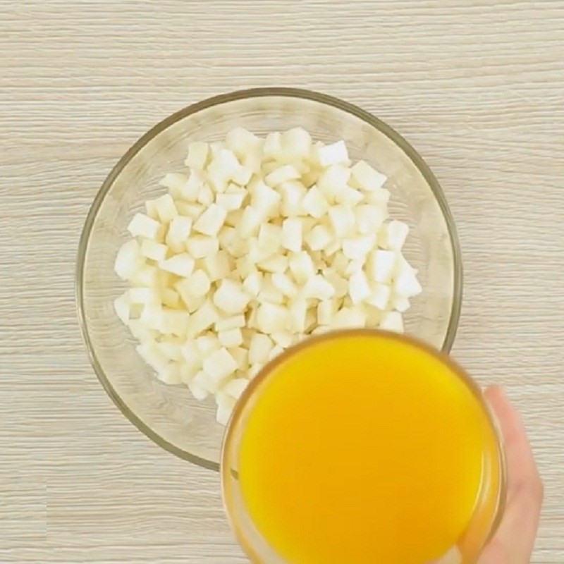 Củ năng được ngâm nước cốt chanh dây và áo bột năng