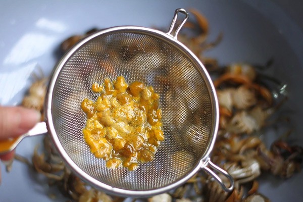 Bí quyết làm gạch cua không bị vỡ nát khi phi thơm