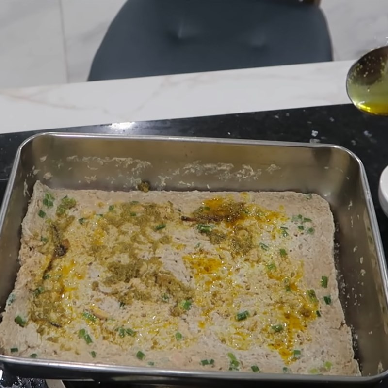 Chả riêu cua đồng hấp chín vàng ươm, sẵn sàng cho món bún riêu