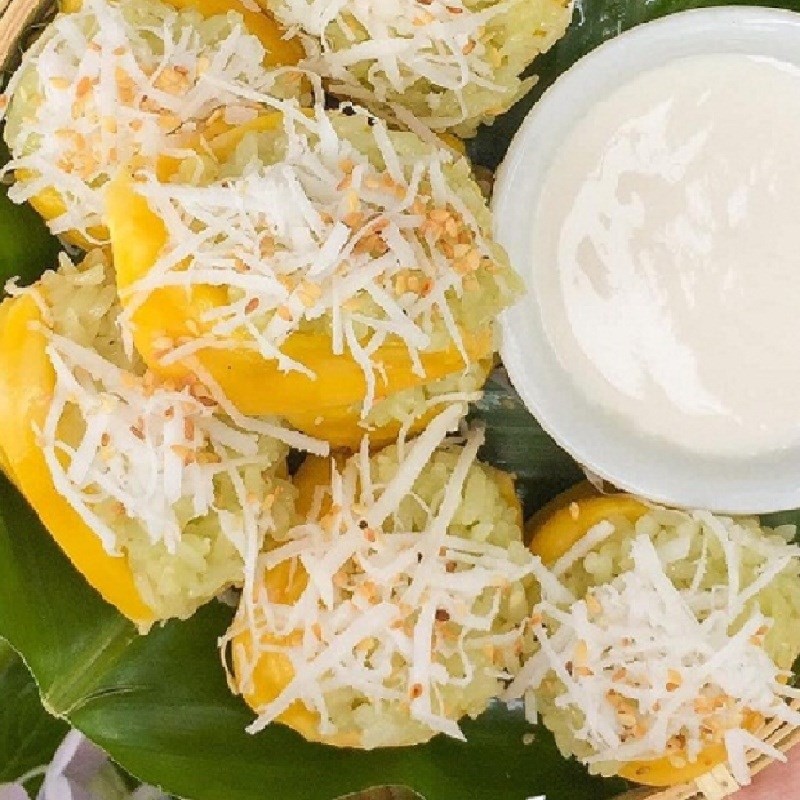 Đĩa xôi mít đã nhồi, rắc dừa nạo và mè rang, món ăn dễ làm với nồi cơm điện