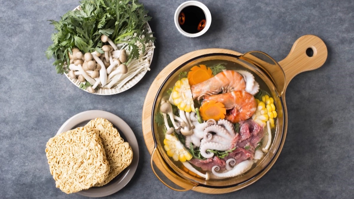 Lẩu bạch tuộc nấu hải sản thơm lừng, bổ dưỡng với nhiều nguyên liệu tươi ngon