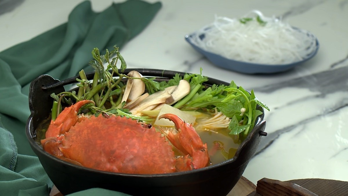 Hình ảnh lẩu bầu cua chua cay với màu sắc hấp dẫn