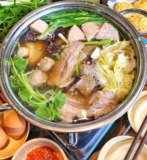 Lẩu bò khoai môn thành phẩm đã hoàn thành, sẵn sàng thưởng thức cùng gia đình