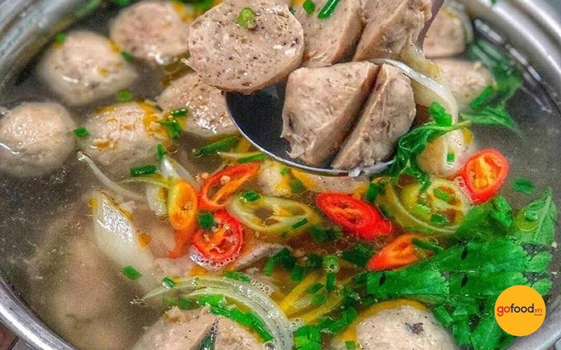 Lẩu bò viên sa tế cay nồng, đậm đà hương vị