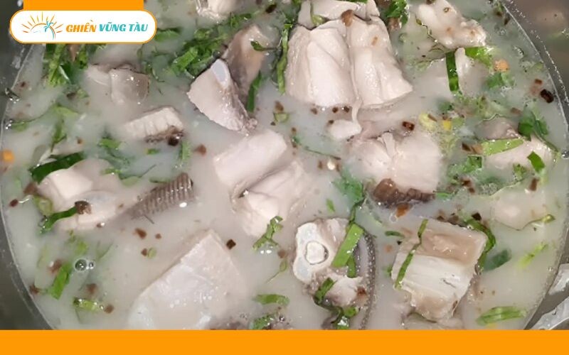 Món lẩu cá đuối nấu mẻ hấp dẫn tại một nhà hàng ở Vũng Tàu