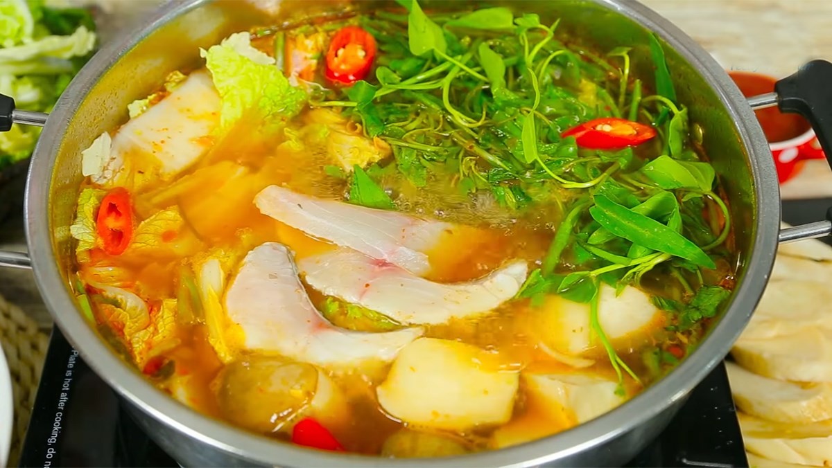 Nồi lẩu cá rô phi me cay nóng bỏng, đậm đà hương vị chua cay quyến rũ.