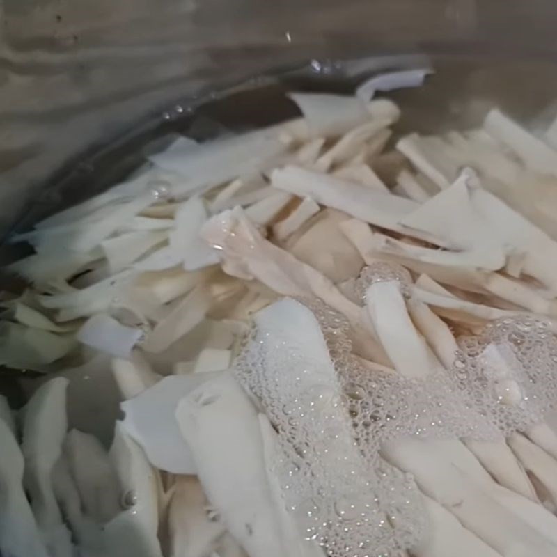 Sơ chế măng tươi bằng cách luộc nhiều lần