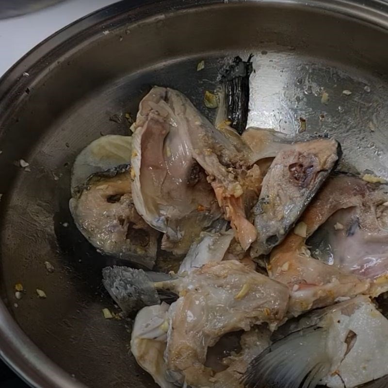 Xào sơ cá hồi với tỏi phi thơm