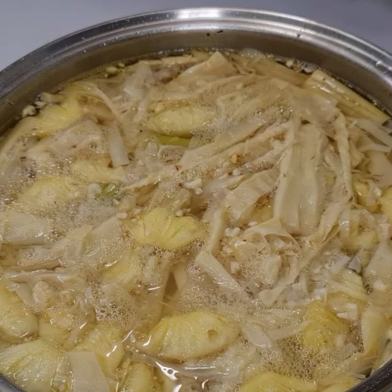 Xào măng tươi với gia vị
