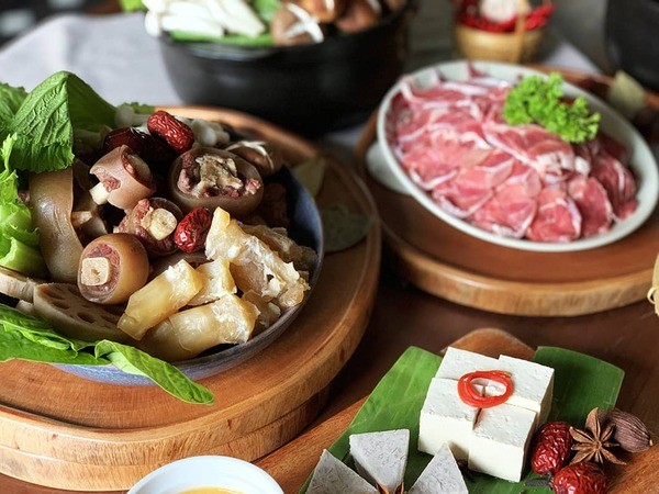 Món lẩu đuôi bò chua cay được chế biến lấy cảm hứng từ lẩu Thái