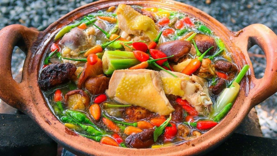 Nồi lẩu gà ớt hiểm chua cay với rau xanh và bún tươi