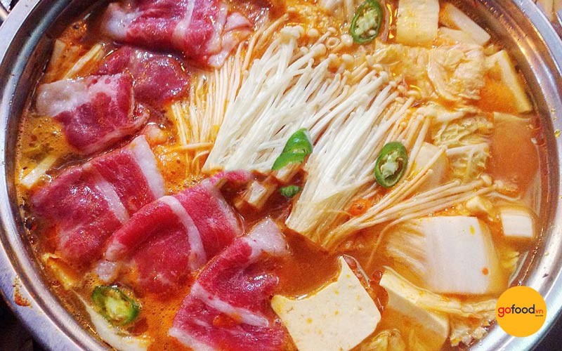 Nồi lẩu kim chi thịt bò nóng hổi thơm ngon hấp dẫn
