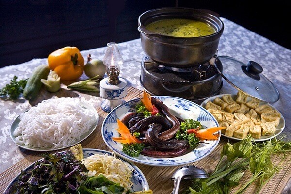 Nồi lẩu lươn măng chua nghi ngút khói