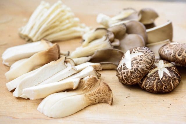 Các loại nấm và rau củ đã được thái lát và sắp xếp gọn gàng trong đĩa
