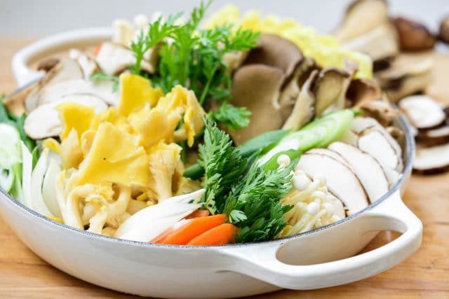 Nồi lẩu nấm Hàn Quốc với các nguyên liệu đã chín tới, đang sôi sục trên bếp