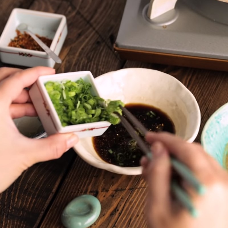 Pha chế sốt chấm Ponzu với củ cải bào và ớt bột cho lẩu shabu shabu