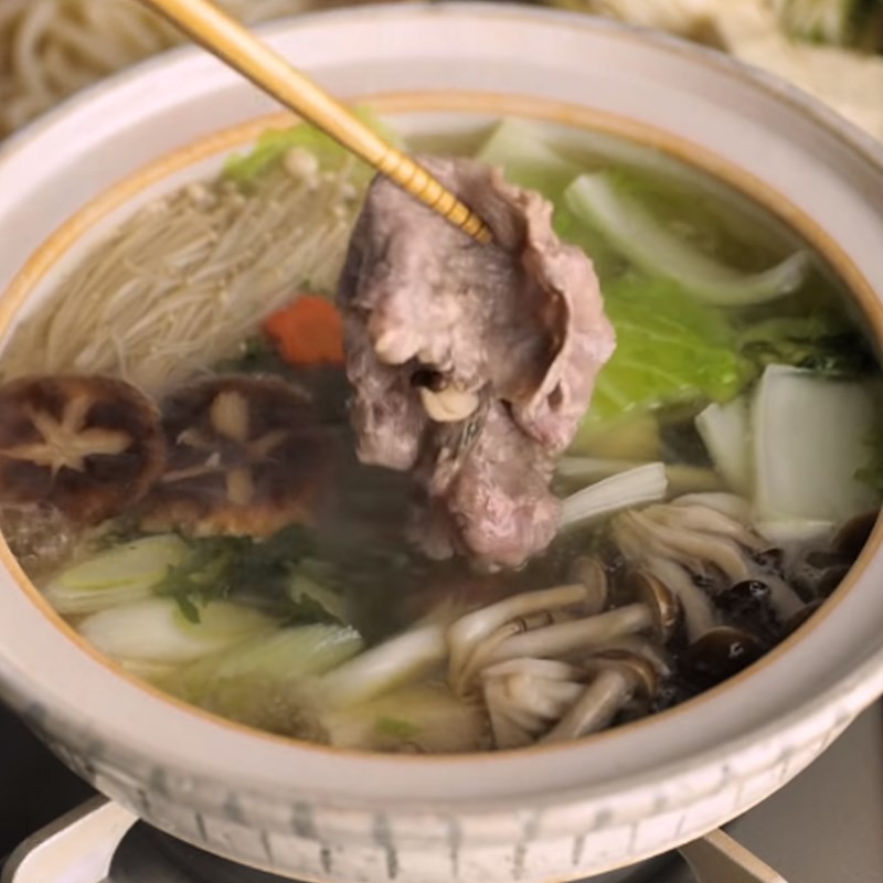 Bát mì Udon trong nước lẩu shabu shabu đậm đà