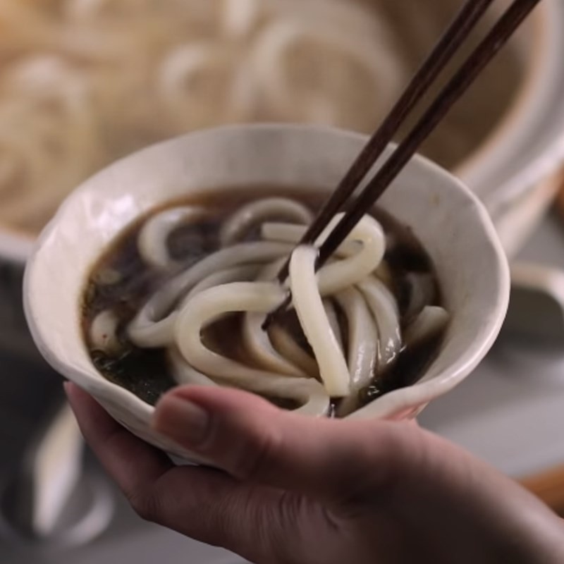 Thành phẩm lẩu shabu shabu nóng hổi với các loại nước chấm đặc trưng