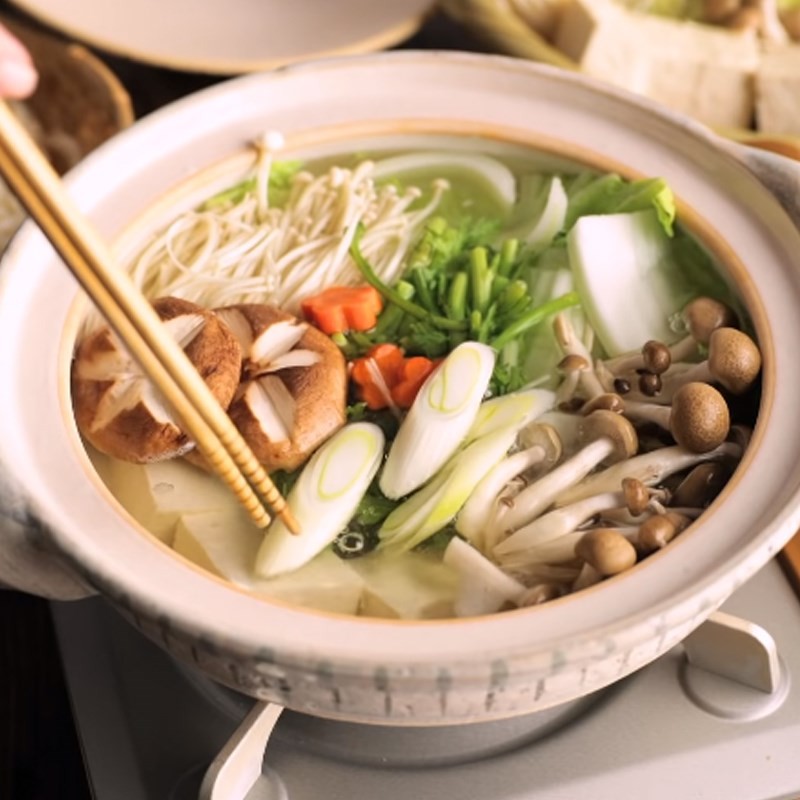 Đa dạng các loại nấm và rau cải thảo trong nồi lẩu Nhật Bản
