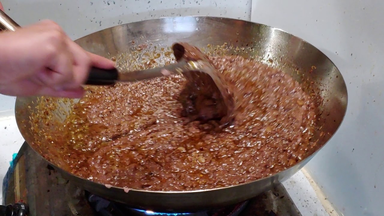 Xào mắm ruốc và tóp mỡ để nấu nước lẩu bò nhúng mắm ruốc