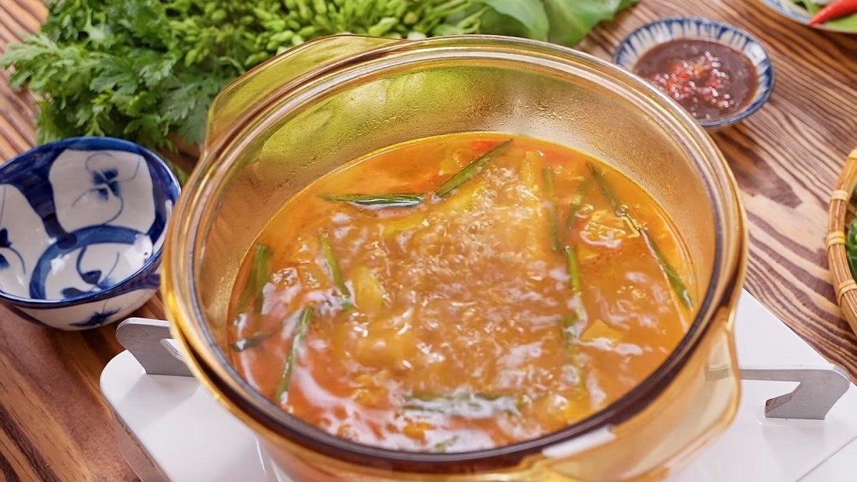 Nồi lẩu bò nhúng mắm ruốc đang sôi sùng sục, sẵn sàng để thưởng thức