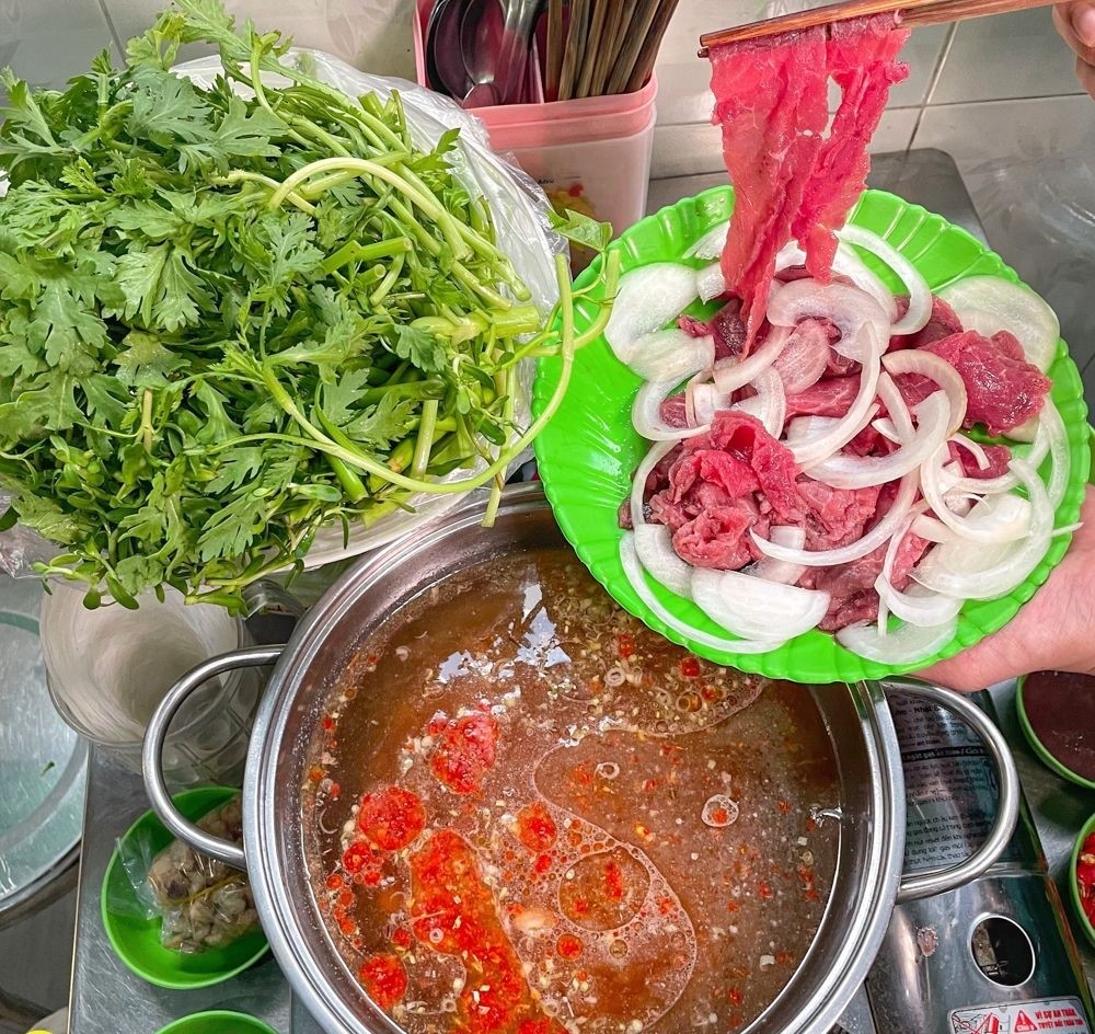 Thành phẩm món lẩu bò nhúng mắm ruốc thơm ngon, hấp dẫn
