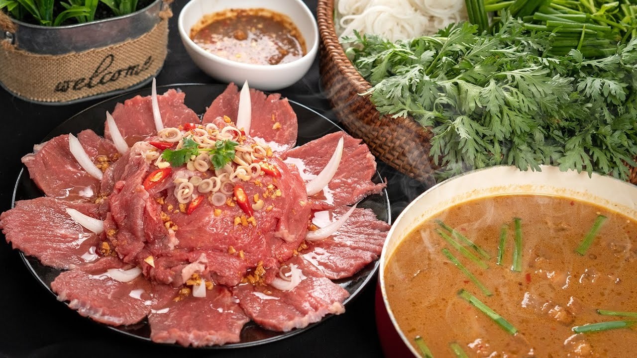 Các loại rau ăn kèm đa dạng cho món lẩu bò nhúng mắm ruốc