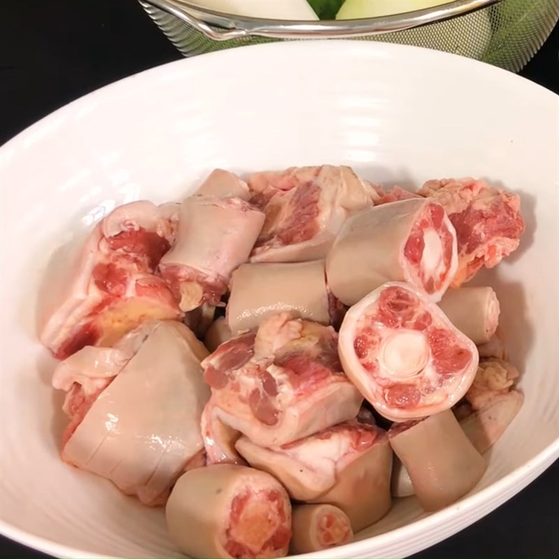 Sơ chế đuôi bò sạch sẽ cho món lẩu thuốc bắc